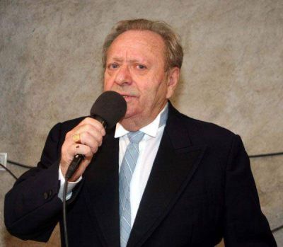 Francia: Un cantante candidato del Frente Nacional asegur� que su carrera musical est� 