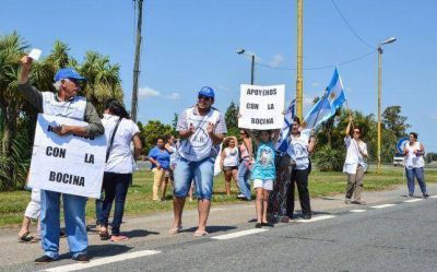 Docentes bloquearon parcialmente la autov�a 2