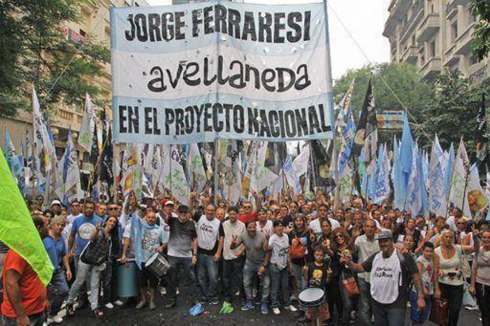 Ms de 7 mil vecinos de Avellaneda marcharon hasta el Congreso para dar su apoyo a la Presidenta