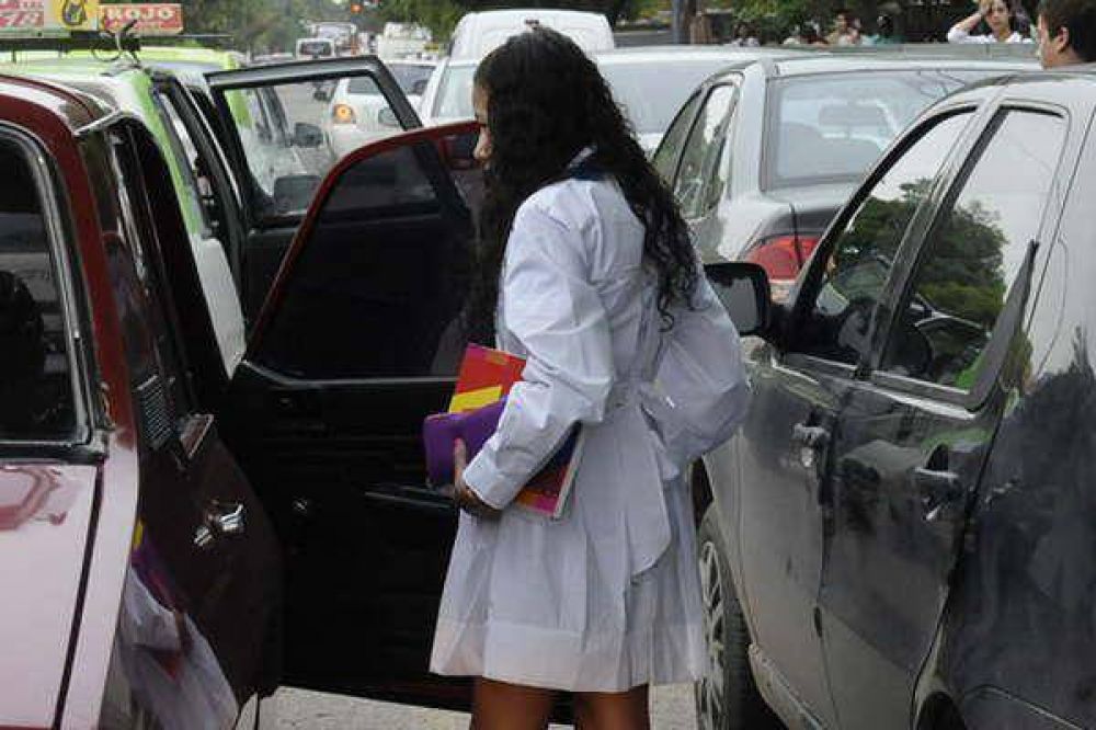 Miles de alumnos volvieron a clases en la ciudad, en medio de un gran caos vehicular