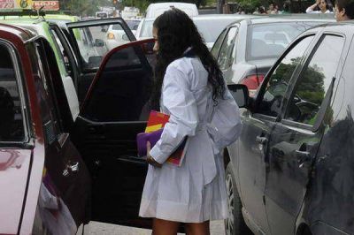 Miles de alumnos volvieron a clases en la ciudad, en medio de un gran caos vehicular