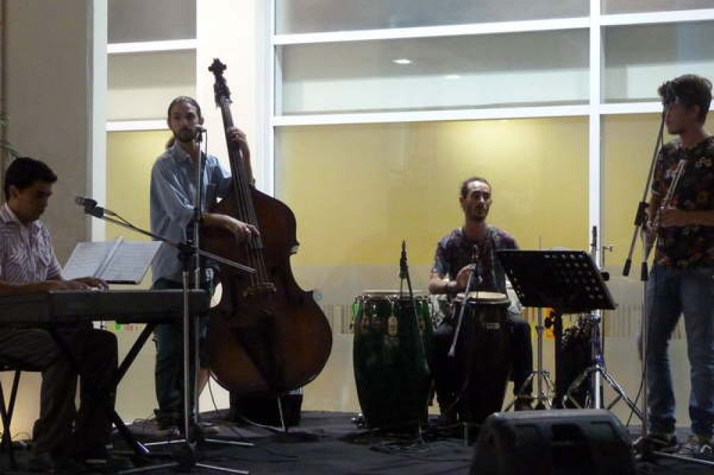 Jazz Band hizo delirar al p�blico santiague�o durante su presentaci�n en el Centro Cultural del Bicentenario