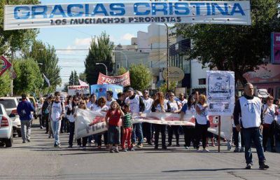 Docentes marcharon en R�o Gallegos mientras el Gobernador inauguraba el ciclo lectivo y un establecimiento escolar