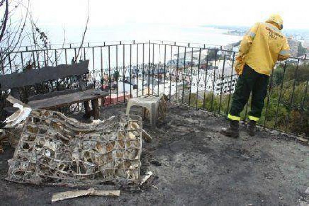 Tras incendio, contratan a geot�cnico por peligro de derrumbe de edificio