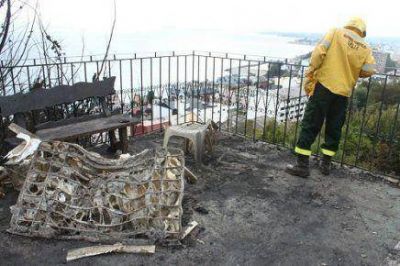 Tras incendio, contratan a geot�cnico por peligro de derrumbe de edificio