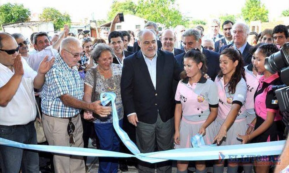Colombi inaugur� escuelas en Virasoro y San Carlos, y hoy lo har� en El Sombrero