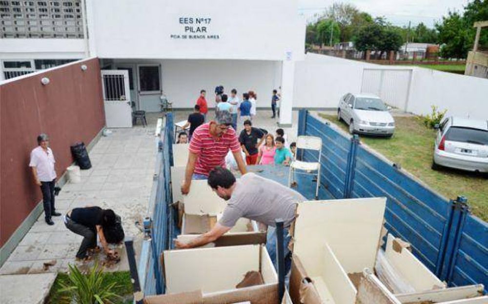 Cruces por entrega de mobiliario en una escuela de Pilar