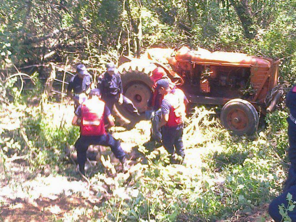 Un muerto y dos heridos al desbarrancarse un tractor