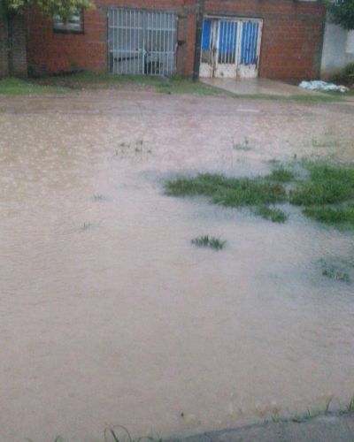 Por la lluvia, calles anegadas en San Pedro