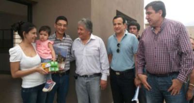 Bosetti entreg� las primeras viviendas del a�o y anunci� mayor cupo para el 2015