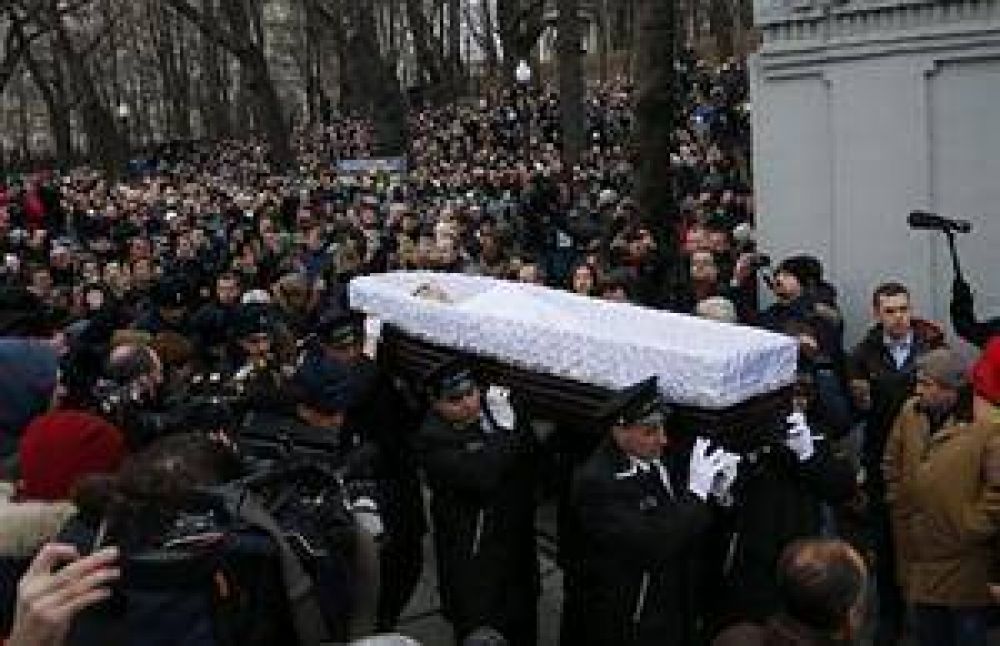 Con la ausencia de Putin, miles de rusos despidieron en las calles a Boris Nemtsov