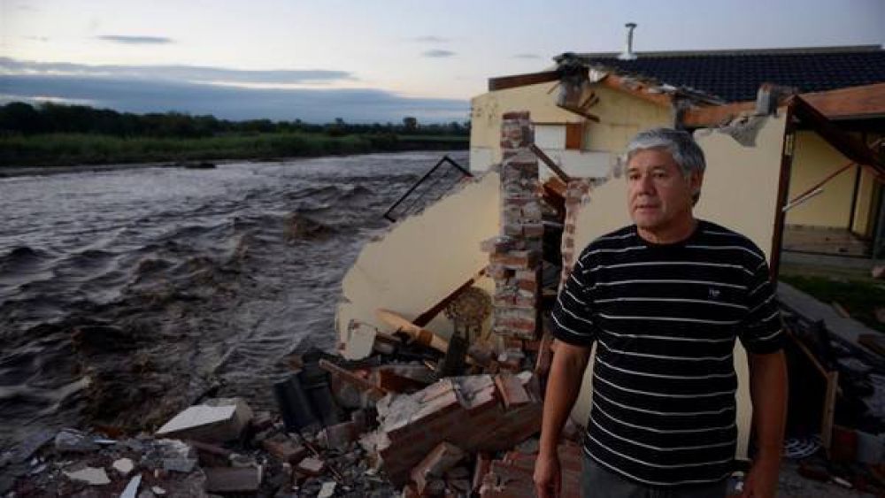 C�rdoba: hay un desaparecido y esperan m�s inundaciones