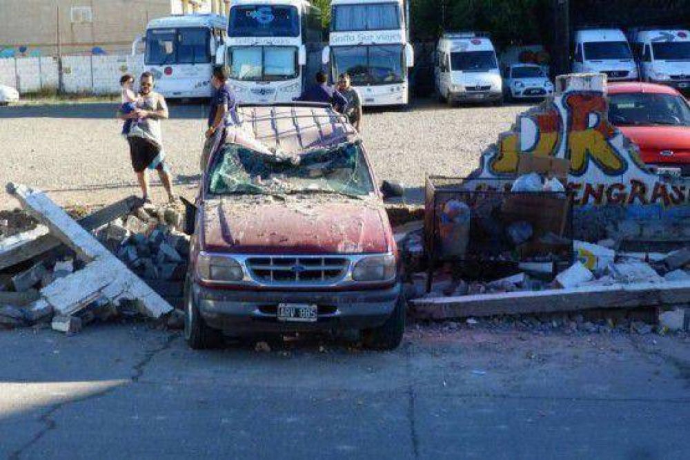 Colectivo descontrolado destruy� una camioneta y un pared�n