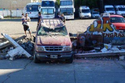 Colectivo descontrolado destruy� una camioneta y un pared�n