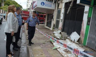 Cay� parte del balc�n de una construcci�n c�ntrica y tres personas resultaron heridas