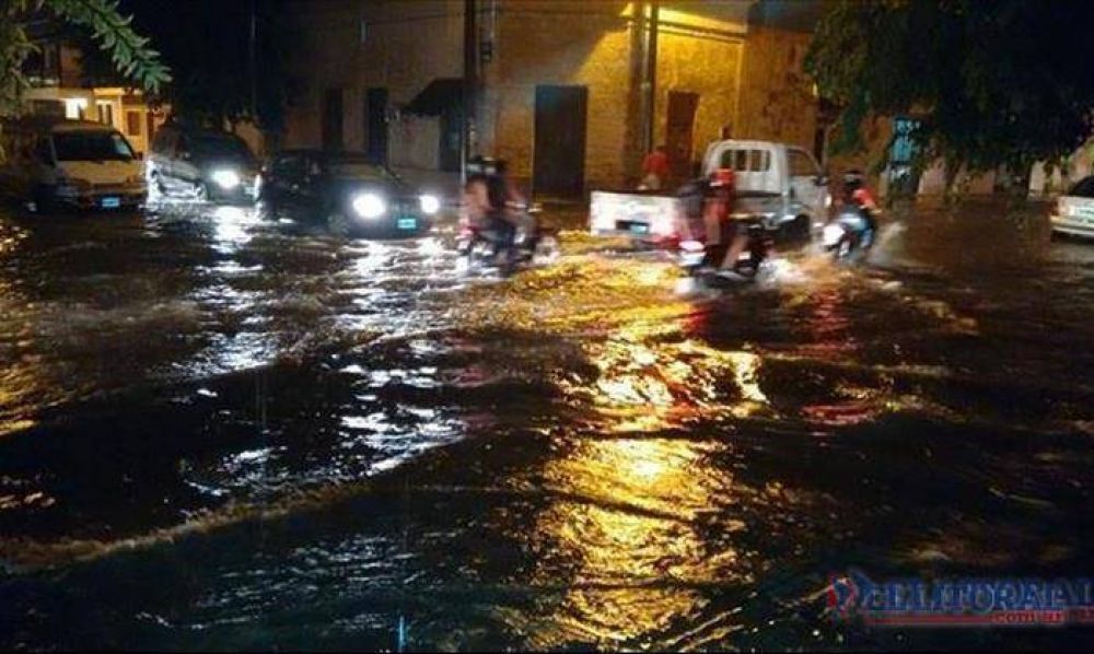 En s�lo 45 minutos la lluvia aneg� las calles del microcentro