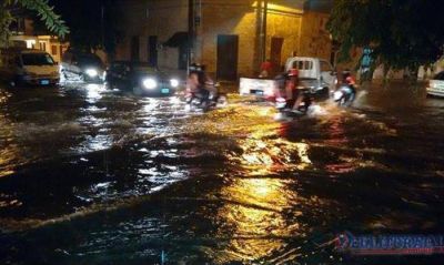 En s�lo 45 minutos la lluvia aneg� las calles del microcentro