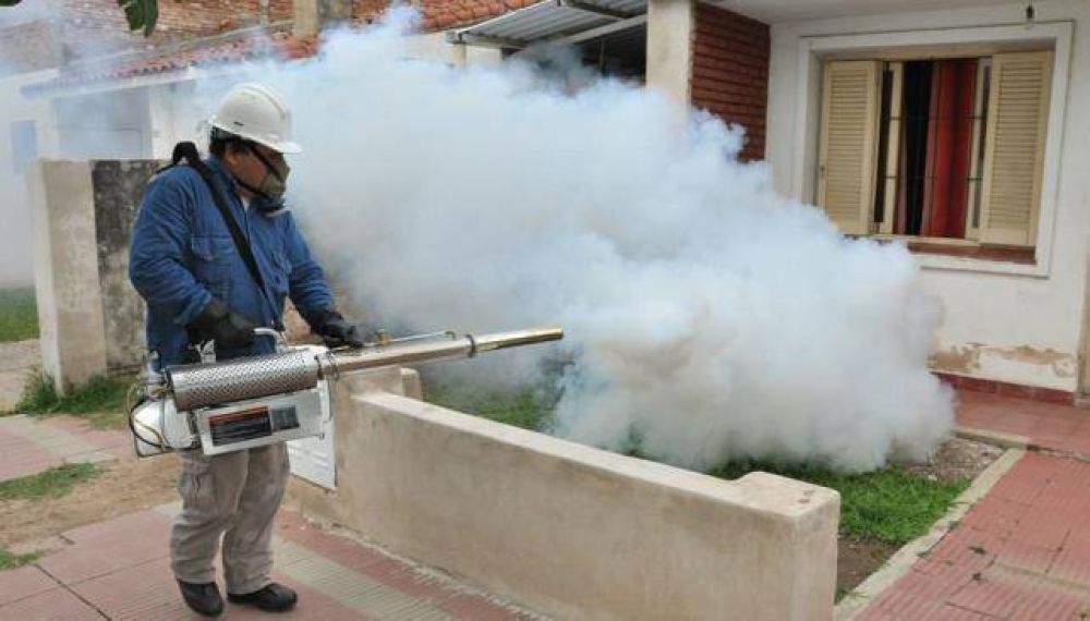 Por el dengue, intensifican fumigaciones