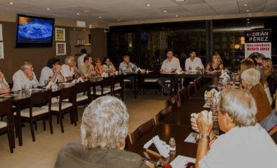 Adri�n P�rez sigue convocando vecinos de Vicente L�pez