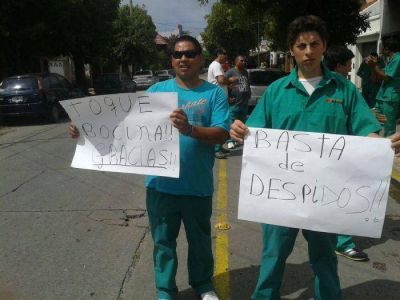Echan a un trabajador y el due�o de la empresa habr�a amenazado a uno de los manifestantes
