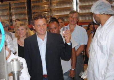 Pulti inaugur� la Planta de Envasado de Agua de Obras Sanitarias