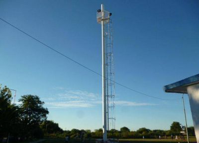 VECINOS DE MASSONI SE PREGUNTAN �REFLECTORES O ANTENA CAMUFLADA?