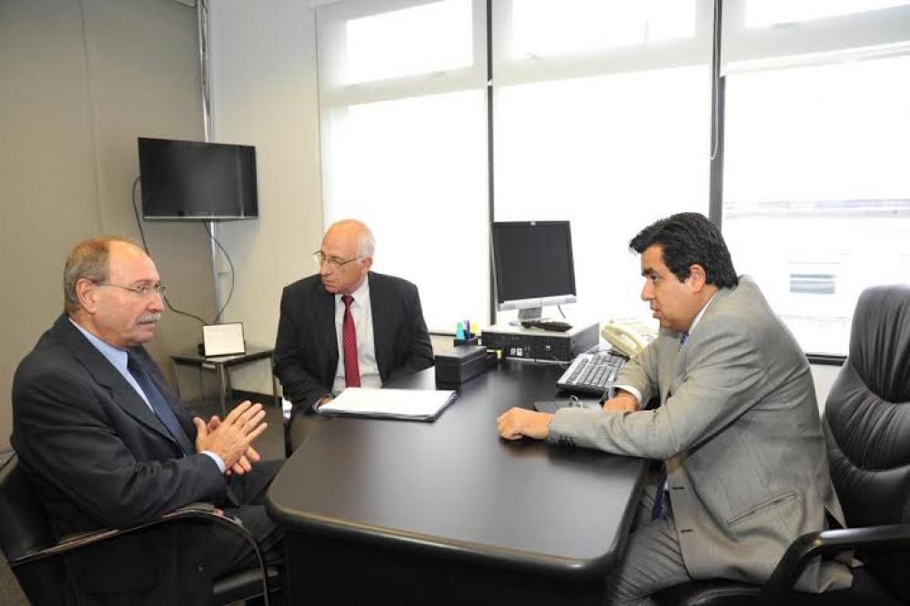 Arl�a y Gobbi se reunieron por obras para Chascom�s 