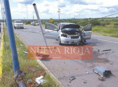 Mujer perdi� el control de su auto, choc� columnas del alumbrado y termin� en el hospital