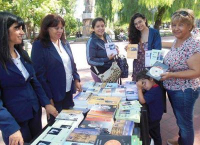Regalaron m�s de 300 libros en la plaza Pringles