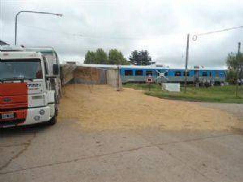 ADELANTO: Un cami�n de Chivilcoy fue arrollado por el tren en Alberti