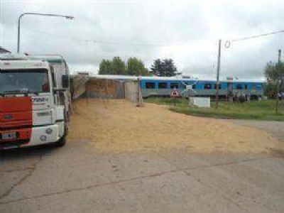 ADELANTO: Un cami�n de Chivilcoy fue arrollado por el tren en Alberti