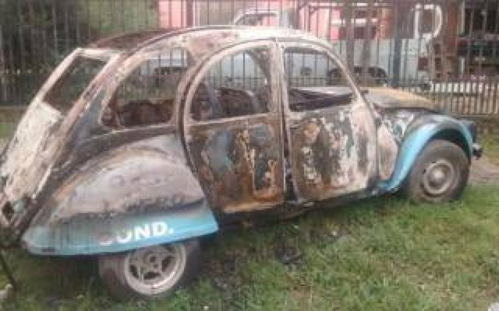 Malvinas Argentinas: Incendian auto con propaganda kirchnerista