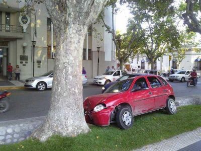 Un joven chocó el auto de su tía contra un árbol de la plaza San Martín