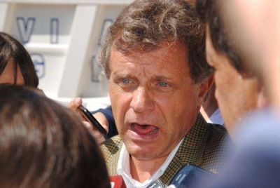 Gustavo Pulti ya se prueba las pilchas de candidato y marca la cancha