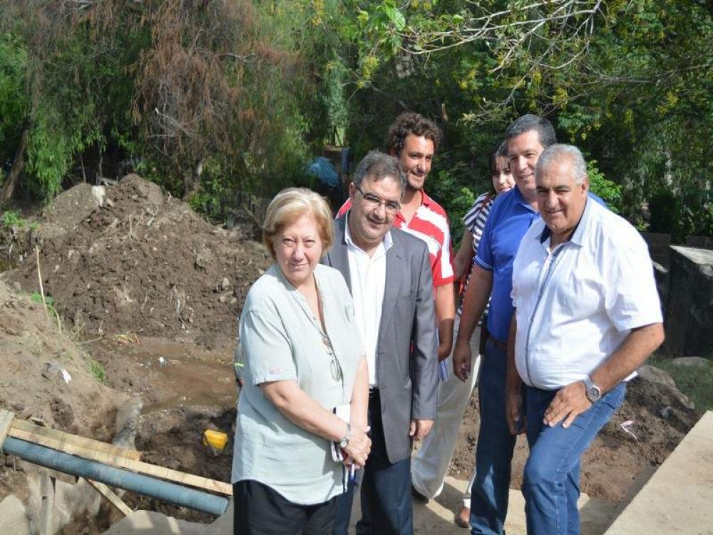 El Intendente y funcionarios provinciales supervisaron la obra conjunta de canalizaci�n en el sur