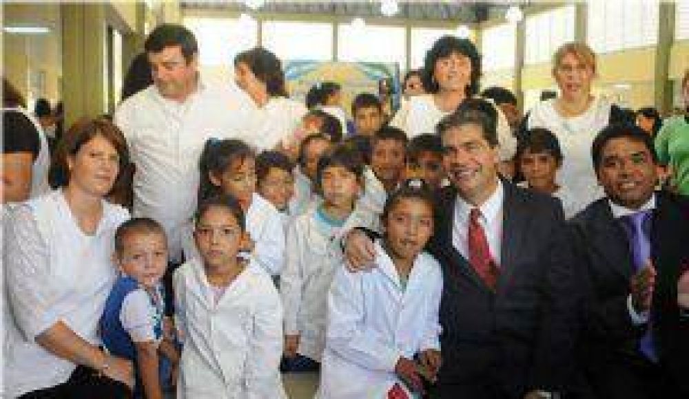 Capitanich en Lapachito: La educacin pblica es la herramienta para la construccin de conocimientos