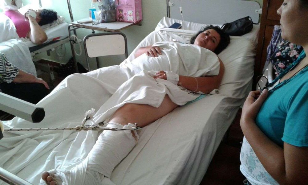 Mujer denuncia que el conductor del auto que la choc� se dio a la fuga
