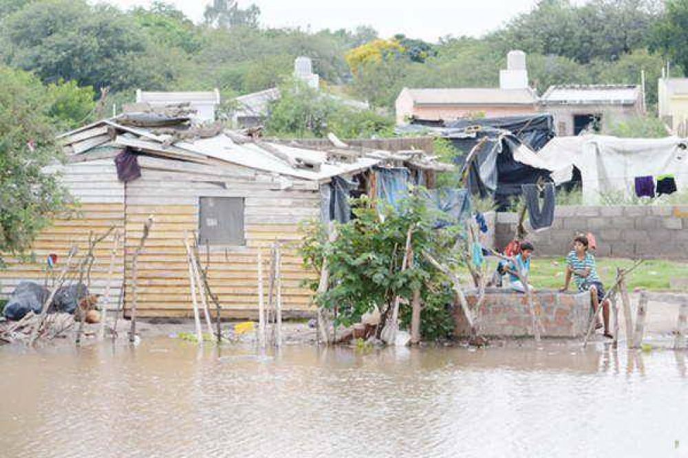 Peligro: El Dulce desbord� y amenaza cada vez m�s a los vecinos de los barrios Reconquista y 8 de Abril