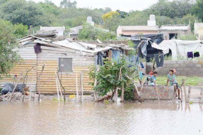 Peligro: El Dulce desbord� y amenaza cada vez m�s a los vecinos de los barrios Reconquista y 8 de Abril