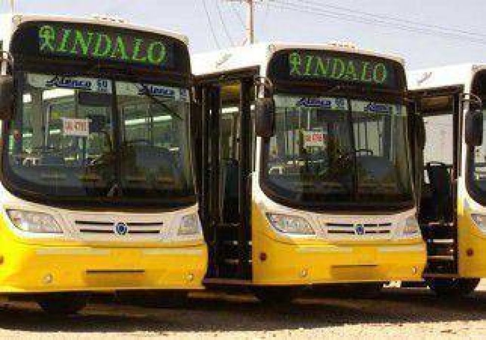 Paro sorpresivo de choferes de colectivos de Indalo por falta de pago de haberes 