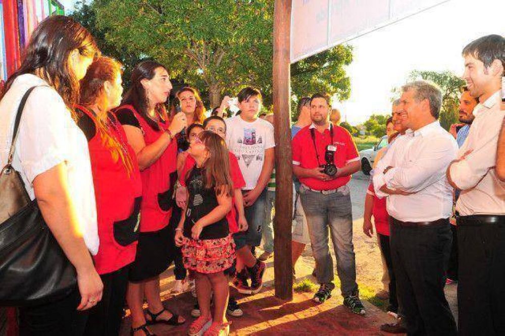 Poggi inaugur� una empresa de apoyo escolar para ni�os y alumnos del PIE