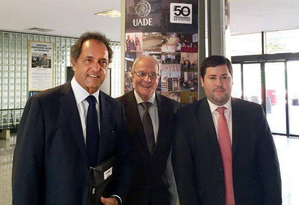 Scioli, blanca palomita: volvi� a la Universidad para terminar su licenciatura
