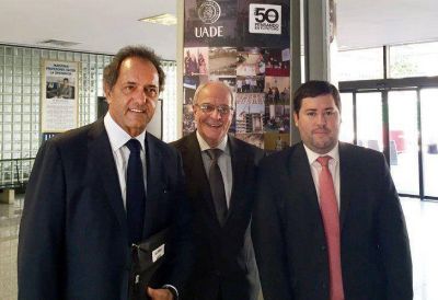 Scioli, blanca palomita: volvi� a la Universidad para terminar su licenciatura