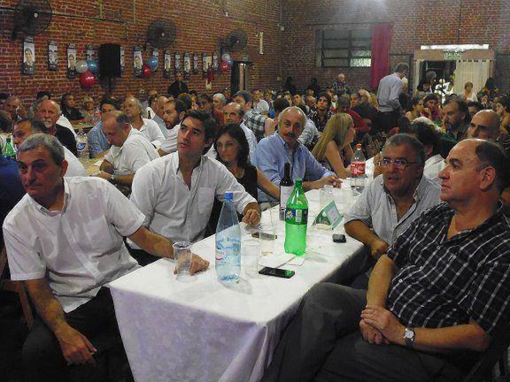 Adri�n P�rez encabez� un acto junto a radicales que le dieron su apoyo