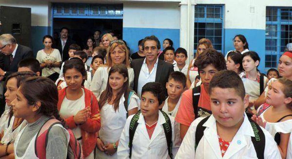 Sandro Guzm�n inaugur� oficialmente el ciclo lectivo 2015 en Escobar