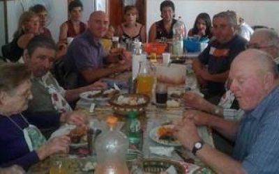 Daireaux: Intendente Hernando almorzó con abuelos de un hogar