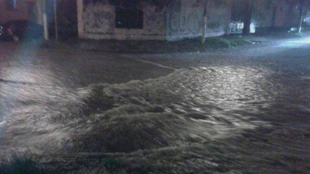 La lluvia hizo que desborden canales y complic� m�s la situaci�n en Burruyacu