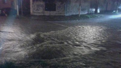 La lluvia hizo que desborden canales y complic� m�s la situaci�n en Burruyacu