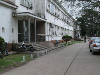 Estaba junto a una mujer en la calle y dos hombres en moto lo asesinaron a balazos