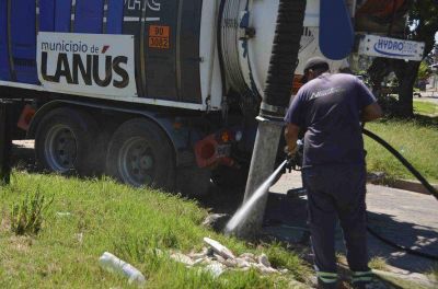 Limpieza de sumideros y conductos pluviales en varios puntos de Lan�s